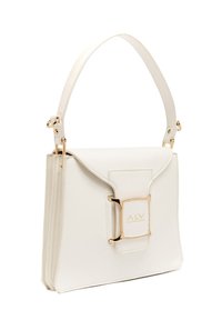 Borsa in ecopelle bianca con una forma strutturata, hardware dorato, chiusura a pattina e un bottone magnetico frontale con dettaglio del logo.