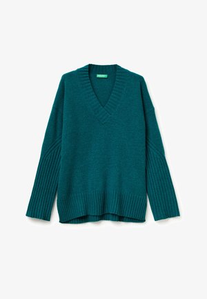 Miękki sweter w kolorze teal z dekoltem w kształcie litery V. Posiada ściągacze na rękawach i u dołu, co nadaje luźny kształt.