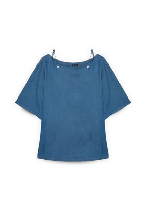 Modrá krátký rukáv halenka se širokými rukávy a pletenými ramenními popruhy, zobrazena na bílém pozadí.