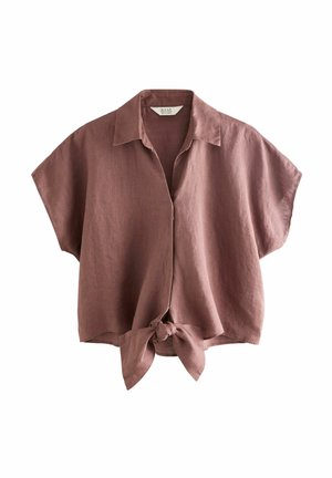 Korte mouwen, roestkleurige blouse van linnen. Heeft een kraag en een geknoopte strik aan de voorrand. Soepele textuur.