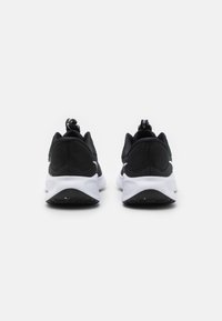 Nike Performance REVOLUTION 7 EASYON - Tenisice za cestovno trčanje - black/white