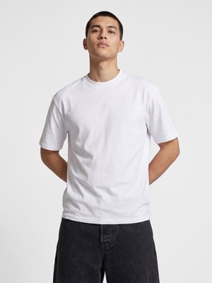 Hummel, HUMMEL HMLPULSE PREMIUM T-SHIRT S/S UNISEX - Basic T-shirt - white