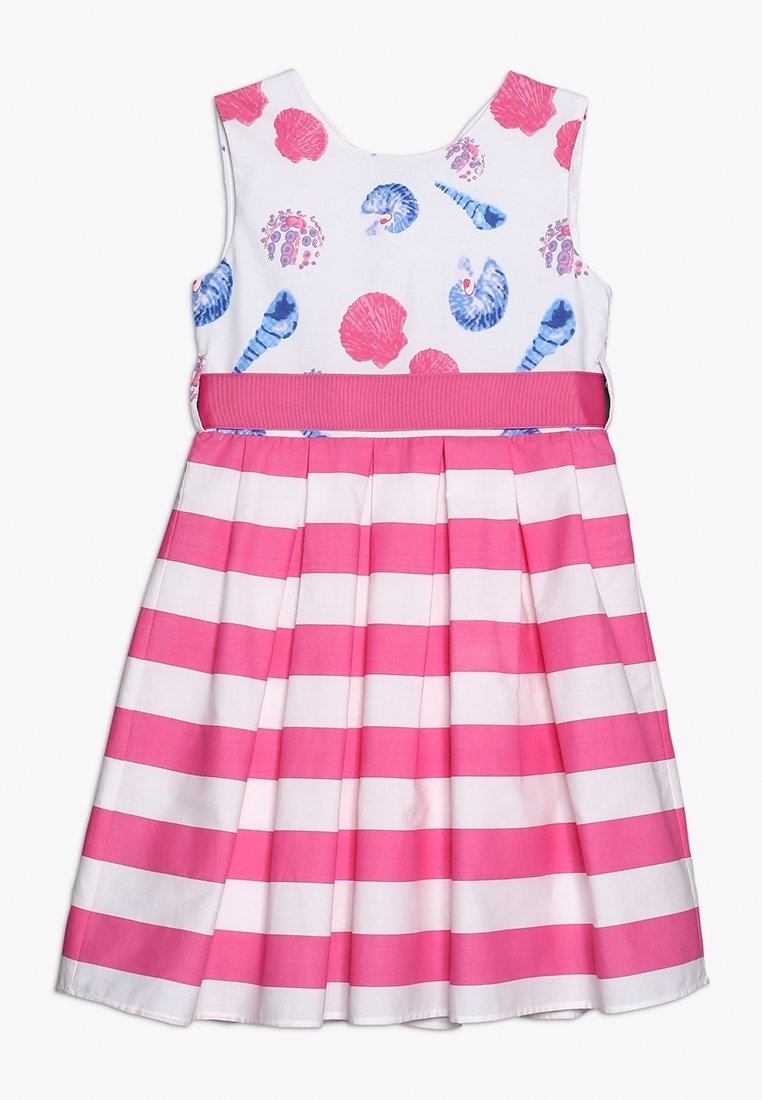 Vestido sin mangas con un top blanco que presenta estampados de conchas marinas en rosa y azul, y una falda plisada de rayas horizontales en rosa y blanco.