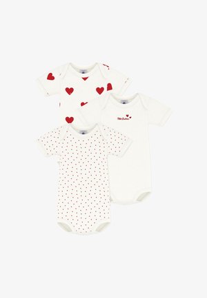 Trije beli bodiji za dojenčke z rdečimi vzorci srčkov, en z velikimi srčki, en z majhnimi srčki in en z rdečim besedilom ter dvema majhnima srčkoma.