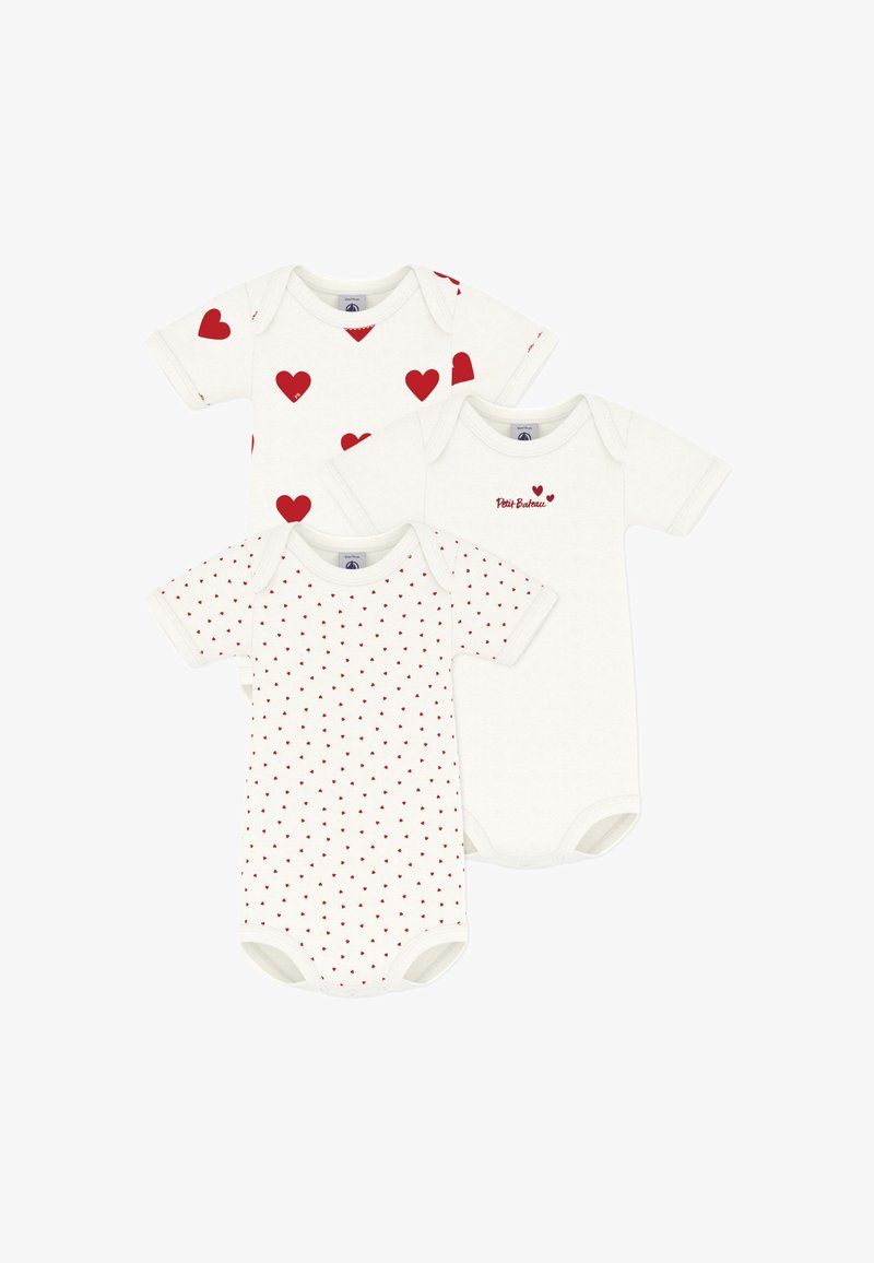 Három fehér babafelső piros szívmintákkal: egy nagy szívekkel, egy kis szívekkel, és egy piros felirattal, két kis szívvel.