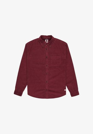 Burgundy corduroy pitkähihaine paita, jossa on napitettava kaulus, rintatasku ja teksturoitu pinta. Sisältää pienen brändilapun helmassa.
