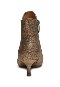 Botas de tobillo doradas brillantes con punta redondeada, parte superior texturizada y un tacón delgado. Presenta un hebilla lateral para el cierre.