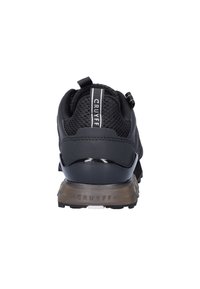 Zwarte sportieve schoen met een bovenwerk van mesh, rubberen zool en contrasterende stiksels. Beschikt over een trekband en een logodetail op de hak.