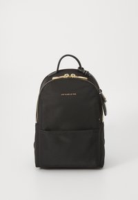 Černý nylonový batoh se zlatými kovovými doplňky, zaoblený tvar, přední kapsa na zip a horní rukojeť. Hladký povrch a minimalistický design.