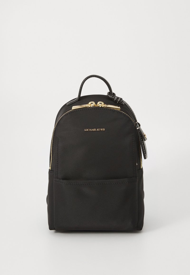 Černý nylonový batoh se zlatými kovovými doplňky, zaoblený tvar, přední kapsa na zip a horní rukojeť. Hladký povrch a minimalistický design.