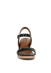 Sandal in pelle nera con due ampie cinghie, fibbia alla caviglia e soletta marrone. Caratterizzata da un tacco basso e spesso e suola testurizzata per una migliore aderenza.