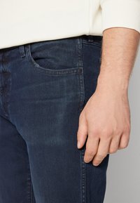 Wrangler LARSTON - Kavbojke slim fit - travis