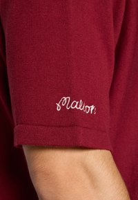 Marošová bavlnená košeľa s dlhým rukávom so štruktúrovaným povrchom a bielou vyšívanou štepou "Malon" na leme.