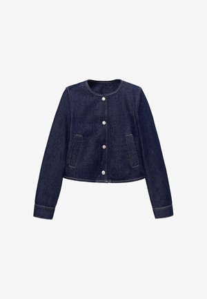 Chaqueta de mezclilla azul oscuro, diseño corto, cuello redondo, cierre con botones, dos bolsillos frontales, costuras visibles y tejido texturizado.