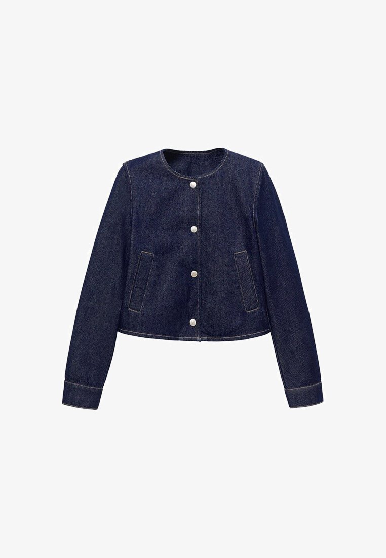 Veste en denim bleu foncé, design court, col rond, fermeture à boutons, deux poches avant, coutures visibles et tissu texturé.