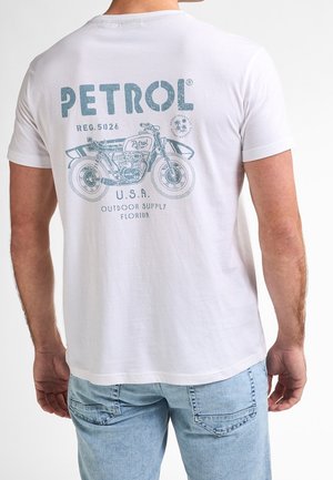 Weißes Baumwoll-T-Shirt mit blauer Siebdruck-Motorradgrafik und "PETROL"-Text auf dem Rücken; kurze Ärmel und Rundhalsausschnitt.