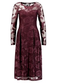 Burgundská krajková šaty s dlouhými rukávy, květinovým vzorem, přiléhavým korzetem a skládací sukní, se zaobleným výstřihem a průsvitnou krajkovou texturou.
