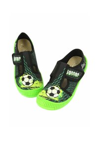 Schwarze und neongrüne Fußballschuhe mit einem Fußballgrafik, ausgestattet mit einem Klettverschluss und einer strukturierten Gummisohle.
