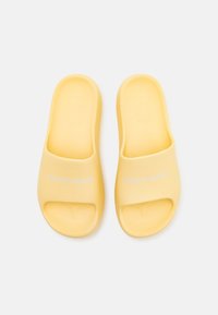 Tommy Jeans CHUNKY FLATFORM  - Chanclas de baño - lemon zest