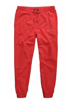 Rote Herren-Jogginghose mit elastischem Bund, Kordelzug, Seitentaschen, Bündchen an den Knöcheln und schwach sichtbarem "SOHO / LDN"-Schriftzug am rechten Oberschenkel.