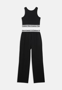 Čierny dvojdielny set s topom bez rukávov a širokými nohavicami, s bielymi elastickými pásmi s textom "Juicy Couture".
