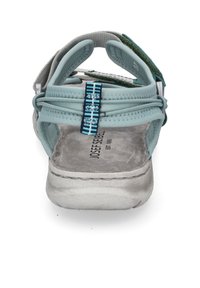 Světlemodré sandály s textilními řemínky a šedou podrážkou. Mají nastavitelné pásky na patě, polstrovanou stélku a vzorovaný akcent na řemínku.