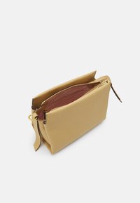 Coccinelle BOHEME GRANA DOUBLE - Kézitáska - beige