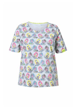 Korte mouwen, ronde hals t-shirt in lichtgrijs. Voorzien van een kleurrijke cartoonprint van figuren met dieren, aangevuld met een neon label op de mouw.