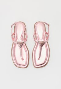 Rosa metalliska sandaler med en triangel-logotyp som accent. Har en tåslinga design och ankelspänne. Slät textur och glänsande yta.