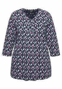 Czarna tunika z dekoltem w serek i rękawami o długości trzech czwarci, zdobiona geometrycznym wzorem w różowym i szarym kolorze, uszyta z miękkiej, lekkiej tkaniny.