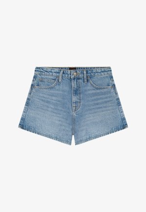 Pantalones cortos de mezclilla azul claro con cierre de botón y cremallera, dos bolsillos frontales, presillas para cinturón y un corte ligeramente acampanado.