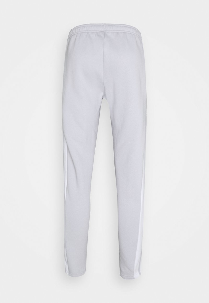 Pantalones deportivos de color gris claro, fabricados en una tela suave, con un diseño de pernera ajustada, cinturilla elástica y acentos laterales en blanco.