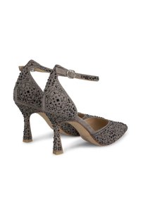 Scarpe con tacco alto in suede grigio con cinturino alla caviglia, caratterizzate da decorazioni nere e un design con punta affilata.