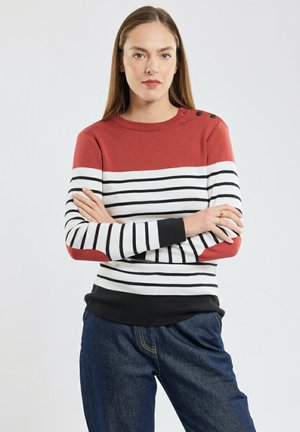 Rood en wit gestreepte trui met zwarte accenten; heeft een ronde halslijn en knoopdetails op de schouder; gebreide textuur.