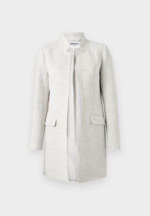 Gaiši pelēks, garš žakete bez apkakles, ar priekšējām kabatām un gludu iekšējo oderi; teksturēts audums ar smalku rakstu.