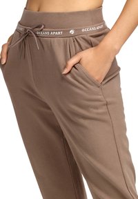 OCEANSAPART BEAUTY Pantaloni sportivi toffee tan/marrone