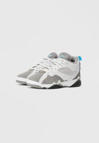 Sapatilhas cinzentas com detalhes em malha branca e pormenores azuis, apresentando uma entressola texturizada e uma sola exterior preta contrastante. Inclui atacadores e colarinho almofadado.