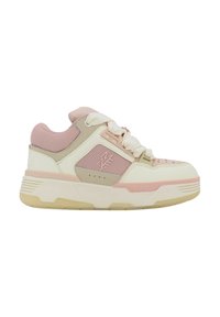 Sneaker bianca e rosa con tomaia in rete imbottita, dettagli texturizzati e una robusta suola in gomma. Presenta una punta arrotondata e lacci a contrasto.