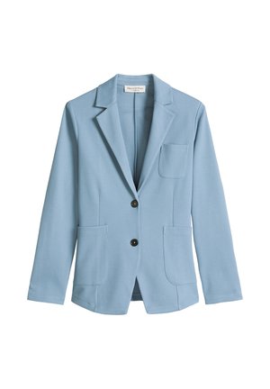 Blazer azzurro chiaro su misura con revers a lancia, due bottoni neri, tre tasche applicate sul davanti e maniche lunghe.