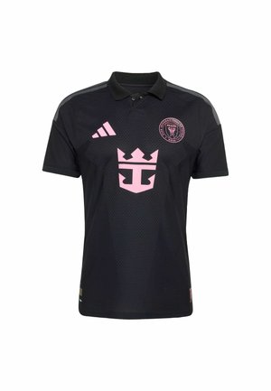 Czarna koszulka piłkarska polo z różowym logo Miami FC na piersi, różowym logo Adidas po prawej stronie oraz dużym różowym herbem korony na środku.