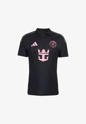 Sort poloshirt til fodbold med lyserødt Miami FC-logo på brystet, lyserødt Adidas-logo til højre og stort lyserødt kroneemblem i midten.