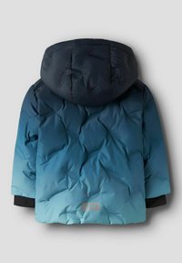 Puffjakke med hette, med en ombre-design fra mørk marineblå til lys blå, kviltet tekstur og svarte mansjetter. Logo vist på baksiden.