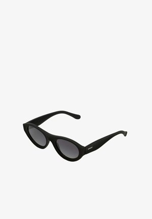 Gafas de sol de estilo cat-eye negras con lentes oscuros, acabado mate y textura suave. Cuentan con patillas delgadas con un logo en un lado.