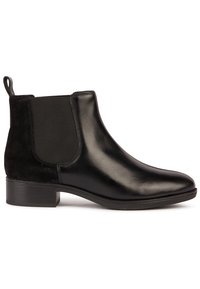 Bottine Chelsea en cuir noir avec panneaux élastiques sur les côtés, talon en daim, talon bas empilé, et languette à l'arrière.