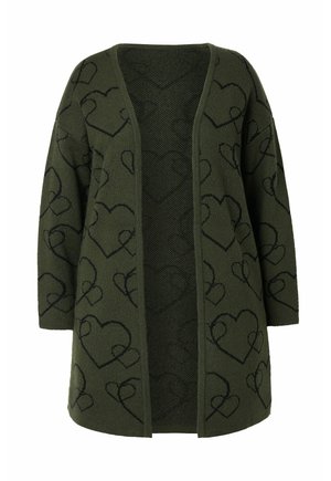 Olivgrüner gestrickter Cardigan mit V-Ausschnitt, offener Vorderseite und schwarzen Herzmustern. Weicher Stoff, lange Ärmel und lockere Passform.