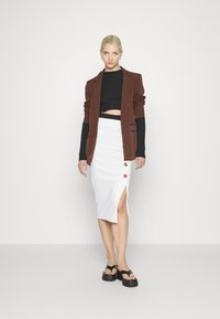 WAL G. TORTOISE BUTTON SKIRT - Saia lápis - white