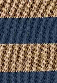 Dzianina z naprzemiennymi poziomymi paskami; kolory to ciemny niebieski i jasnobrązowy. Tekstura ukazuje miękki, prążkowany wzór.