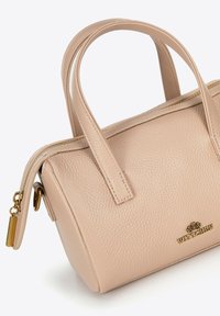 Borsa a mano in pelle rosa chiaro con finitura testurizzata, doppio manico e hardware dorato. Presenta una chiusura con zip e un logo inciso sul davanti.
