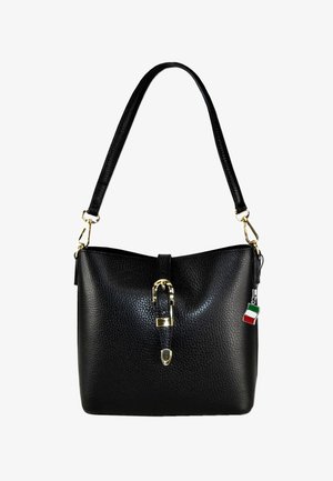 Zwarte leren handtas met een gestructureerde afwerking, gouden hardware, een gespdetail aan de voorkant, en een klein Italiaans vlaggetje als bedeltje eraan bevestigd.