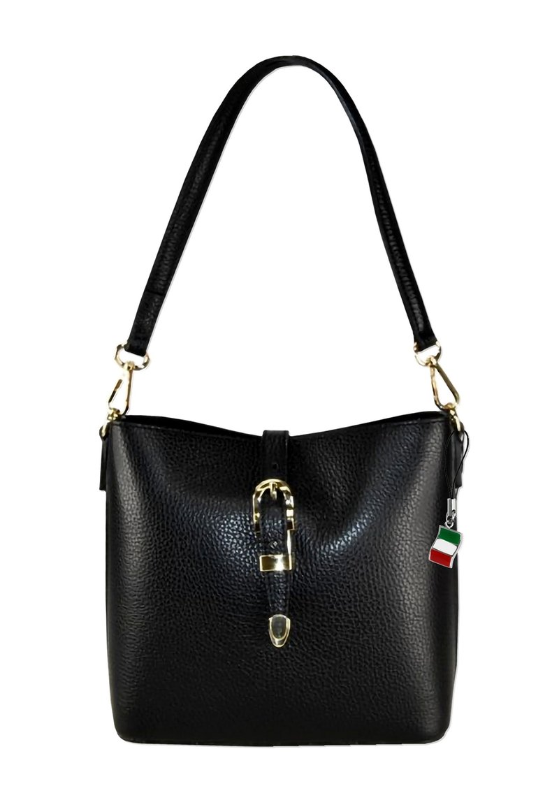 Zwarte leren handtas met een gestructureerde afwerking, gouden hardware, een gespdetail aan de voorkant, en een klein Italiaans vlaggetje als bedeltje eraan bevestigd.